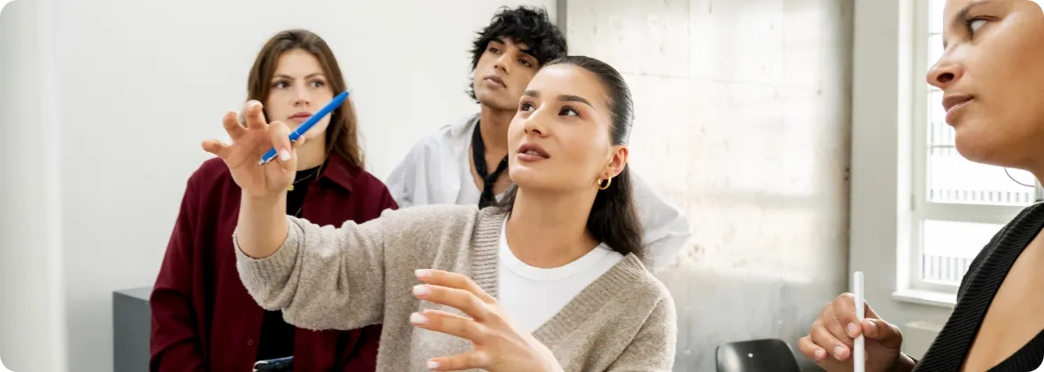 Teilnehmende eines Kommunikationsseminars für Mitarbeitende im Gastgewerbe